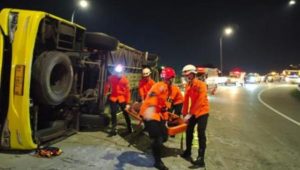 Bus PO Cahaya Trans Terguling di Exit Tol Krapyak Semarang, 15 Penumpang Tewas 11 Bus PO Cahaya Trans Terguling di Exit Tol Krapyak Semarang, 15 Penumpang Tewas