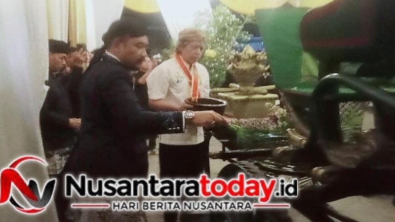 Malam Sakral Bulan Suro, Kereta Kencana Pemalang Diarak untuk Ritual Jamasan Pusaka