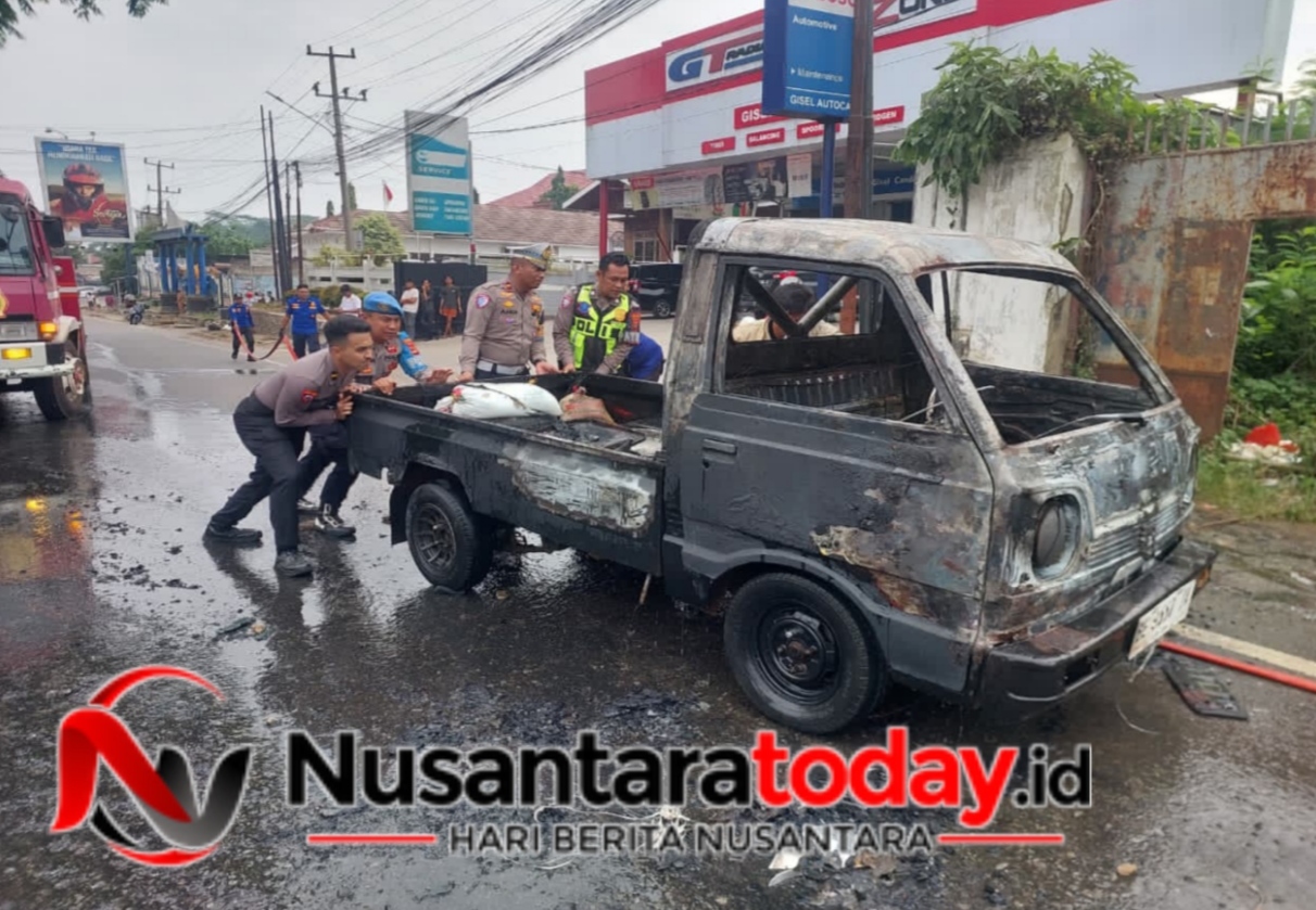Mobil Terbakar di Jantung Kota, Respons Kilat Polres Lampung Utara Jinakkan Kepanikan dan Kemacetan 6 IMG 20260609 152517