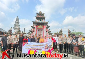 Sambut HUT Bhayangkara, Jajaran Polres Muara Enim Bersihkan Pura dan Salurkan Sembako