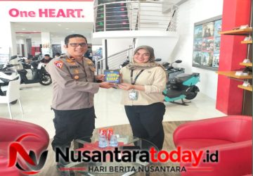 Unik, Kapolsek SU II Palembang Bagikan Buku KUHP Terbaru Saat Giat Sambang di Astra Motor Plaju