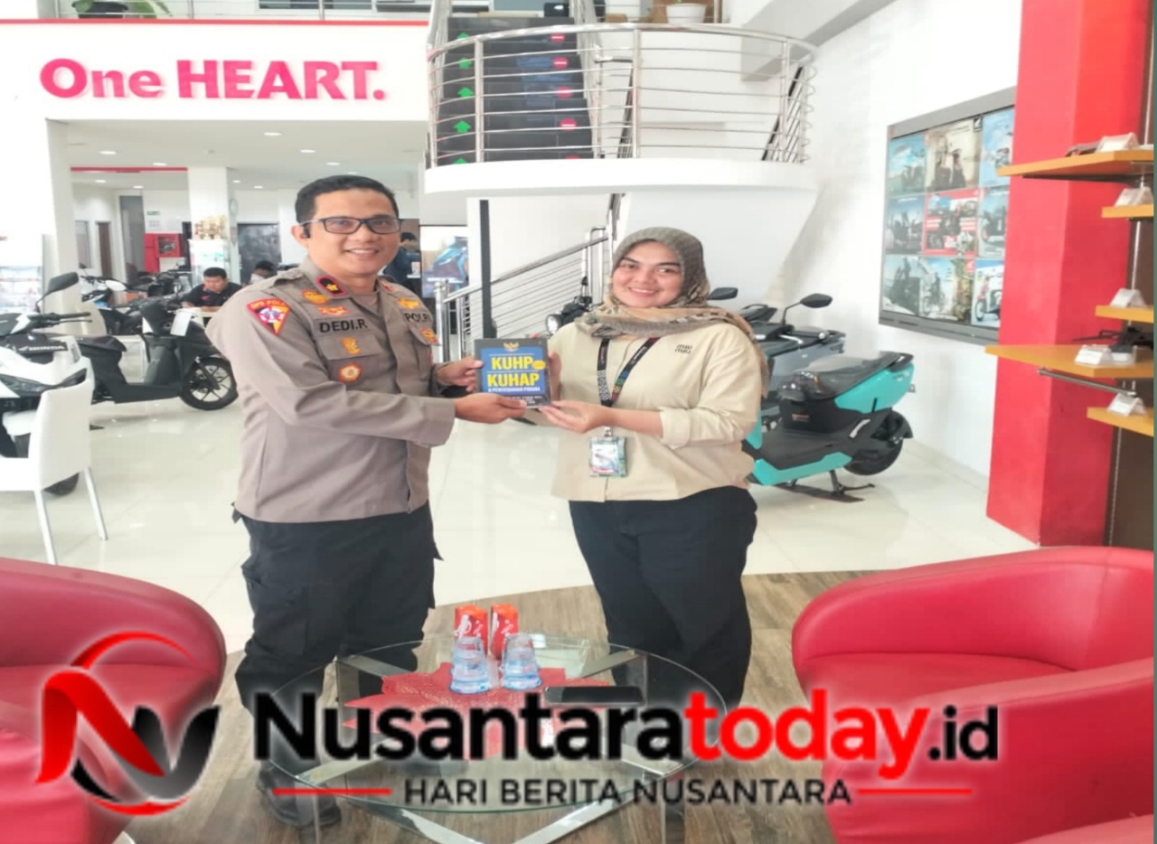 Unik, Kapolsek SU II Palembang Bagikan Buku KUHP Terbaru Saat Giat Sambang di Astra Motor Plaju 6 IMG 20260617 110856