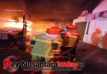 Gudang Es Krim Miami di Kertapati Terbakar, 12 Unit Damkar Dikerahkan 7 Gudang Es Krim Miami di Kertapati Terbakar, 12 Unit Damkar Dikerahkan