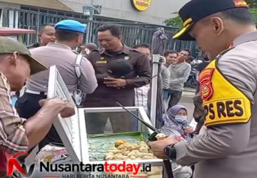 Aksi Humanis Kapolrestabes Palembang, Redam Ketegangan Demo dengan Bagikan Pempek Gratis