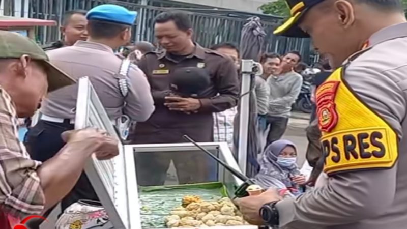Aksi Humanis Kapolrestabes Palembang, Redam Ketegangan Demo dengan Bagikan Pempek Gratis