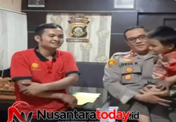 Sempat Hilang 2 Km, Balita Telantar di 14 Ulu Palembang Akhirnya Dipeluk Hangat Sang Ayah Usai Disuapi Kapolsek 7 Sempat Hilang 2 Km, Balita Telantar di 14 Ulu Palembang Akhirnya Dipeluk Hangat Sang Ayah Usai Disuapi Kapolsek