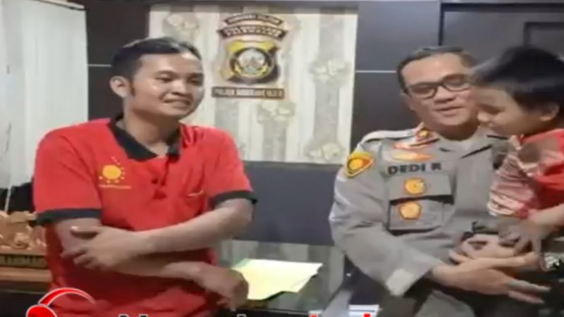 Sempat Hilang 2 Km, Balita Telantar di 14 Ulu Palembang Akhirnya Dipeluk Hangat Sang Ayah Usai Disuapi Kapolsek