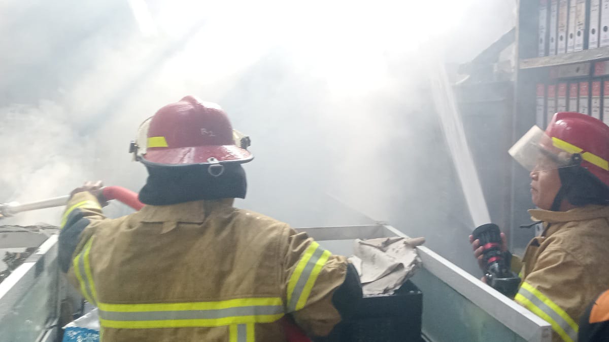 Bangunan Kantor PDAM Pemalang Terbakar,Damkar Kerahkan Tiga Unit Armada 6 IMG 20260726 WA00901