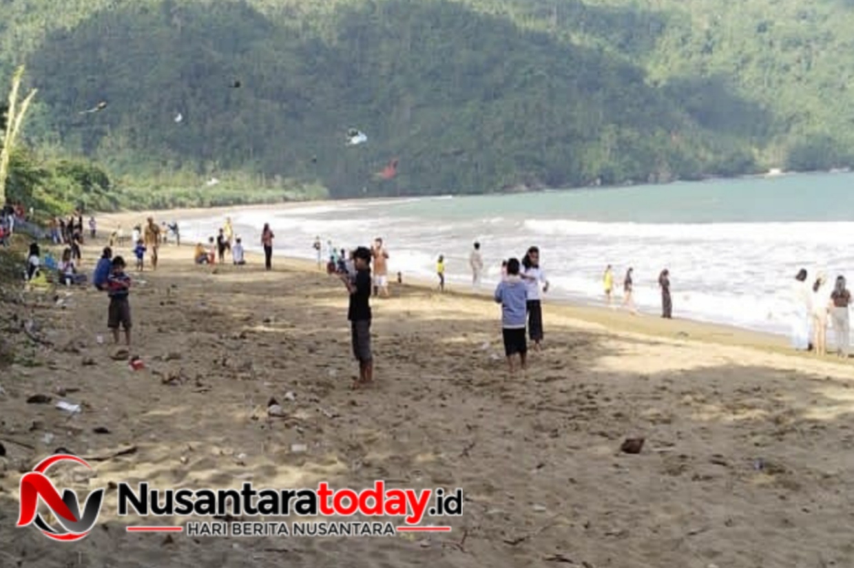 Larung Syukur di Pantai Perawan: Petik Laut Suro Sido Asri Meriah, Kades Ingatkan Keselamatan Nelayan 6 IMG 20260709 174230