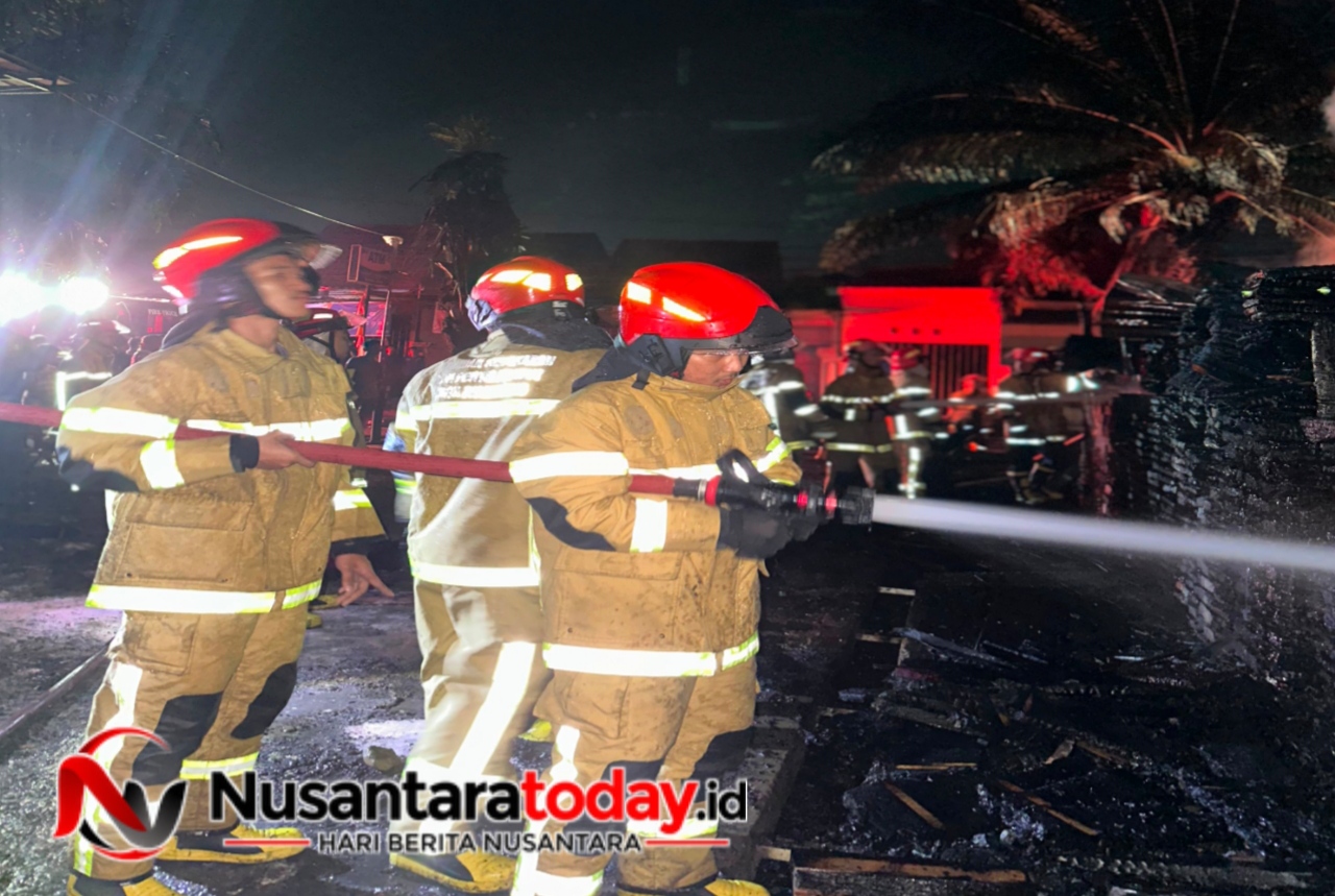 Kerahkan 6 Unit Damkar, Kebakaran Panglung Kayu di Palembang Berhasil Dipadamkan Setelah 3 Jam 6 IMG 20260710 085849