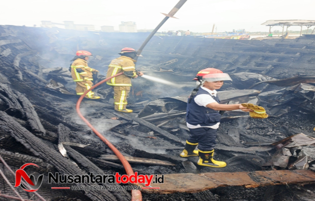 Kapal Jukung di Karang Anyar Palembang Ludes Terbakar Saat Perbaikan 6 IMG 20260729 200731
