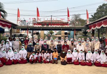 Lindungi Kesehatan Anak dari Kabut Asap, Polres Banyuasin Aksi Sosial Bagikan Masker di SDN 03 Rambutan