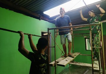 Kejar Target, Satgas TMMD ke-129 Kodim 0418/Palembang Mulai Cat Kusen dan Pasang Atap Rumah Bapak Karya
