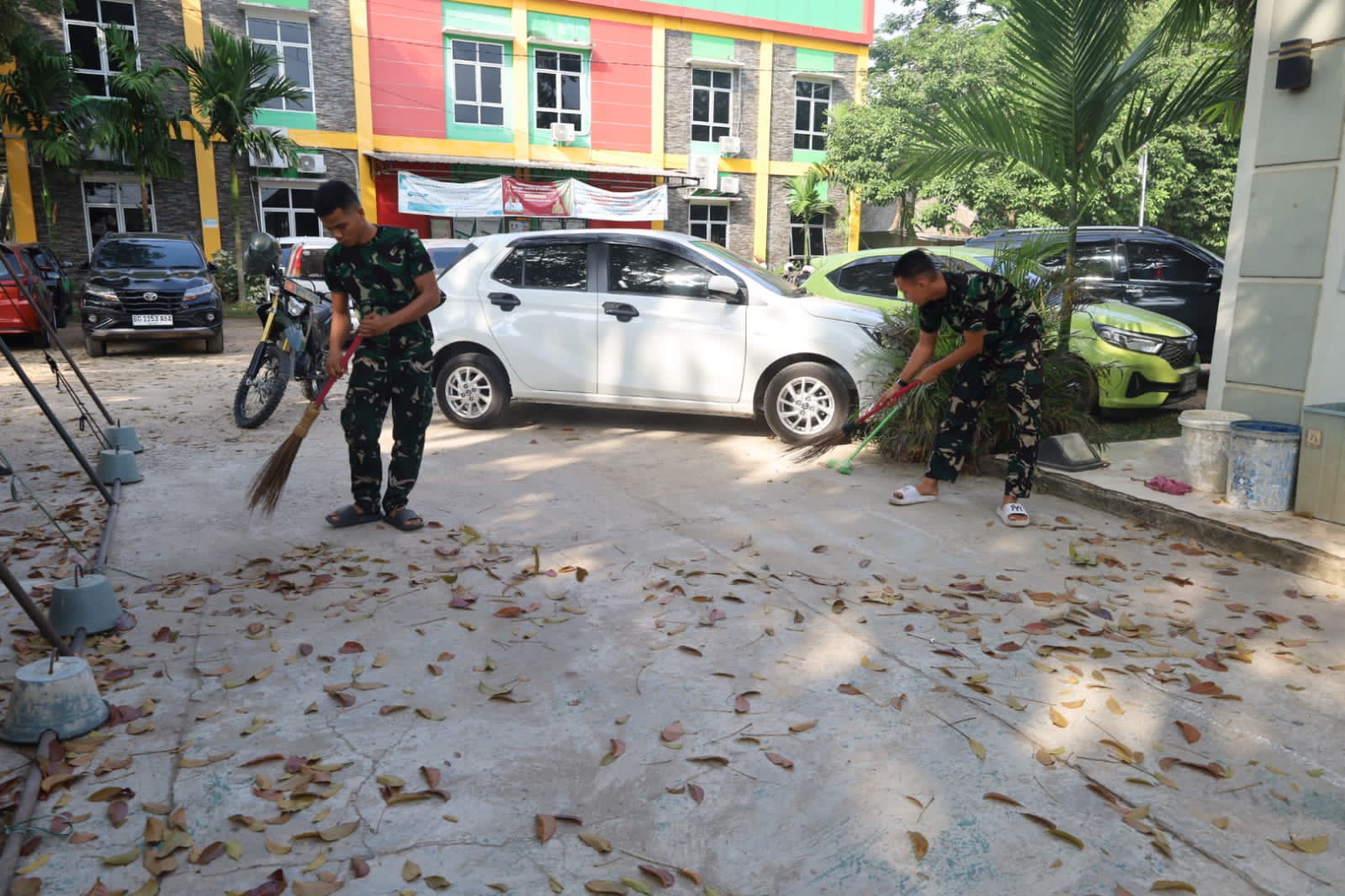 Satgas TMMD Ke-129 Kodim 0418/Palembang Jaga Kebersihan Poskotis Demi Kelancaran Pelaksanaan TMMD 6 IMG 20260803 WA0132