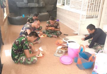 Makan Siang Bersama Warga, Wujud Kemanunggalan Satgas TMMD Ke-129 Kodim 0418/Palembang dengan Masyarakat