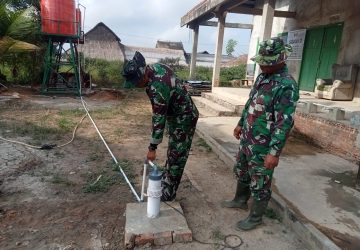 Pastikan Air Mengalir, Satgas TMMD 129 Palembang Cek Tandon Sumur Bor Mushola Hidayatullah