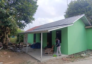 Satgas TMMD ke-129 Kodim 0418/Palembang Bersihkan Area Bedah Rumah Bapak Karyo