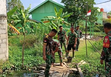 Satgas TMMD Ke-129 Kodim 0418/Palembang Perbaiki Jembatan Menuju Rumah Ibu Suwarni