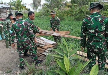 Satgas TMMD Ke-129 Kodim 0418/Palembang Bersihkan Lokasi RTLH Ibu Suarni di Talang Jambe