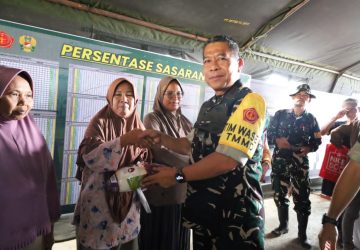 Katim Wasev TMMD Ke-129 Tinjau Penyaluran Sembako kepada Warga di Lokasi TMMD Kodim 0418/Palembang