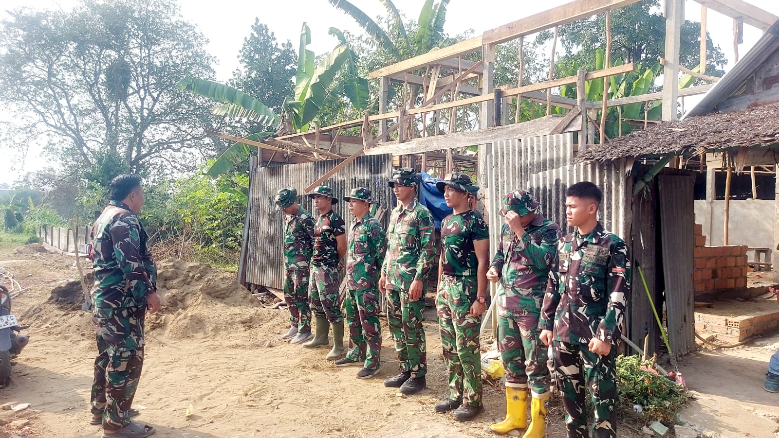 Sebelum Bergerak ke Sasaran, Satgas TMMD ke-129 Kodim 0418/Palembang Awali Hari dengan Apel Pagi 6 IMG 20260810 WA0043