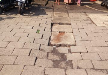 Penutup Resapan Air Tak Rata di Pasar Rogojampi Ancam Keselamatan Pengunjung