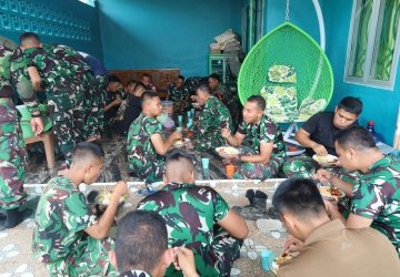 Makan Siang Bersama Warga, Satgas TMMD ke-129 Kodim 0418/Palembang Pererat Kemanunggalan TNI dan Rakyat