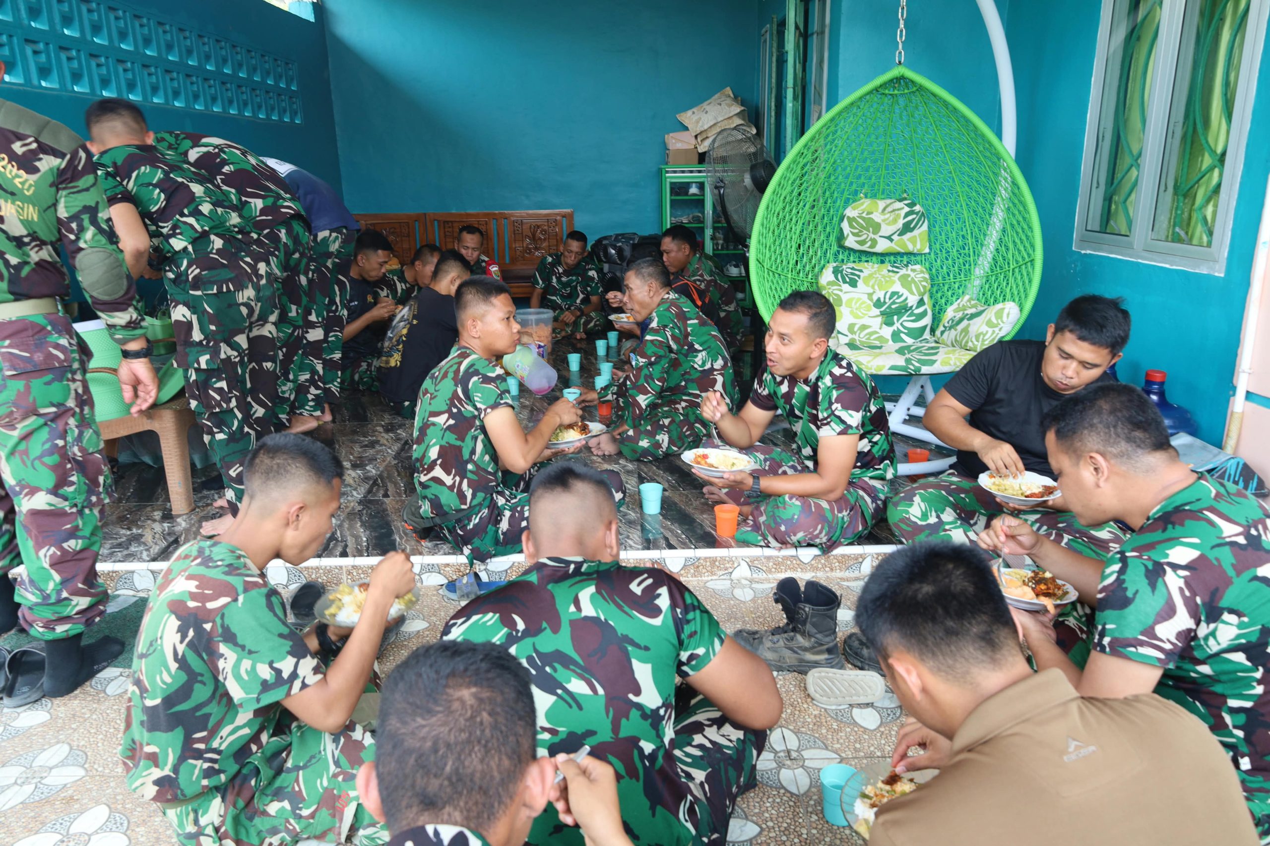 Makan Siang Bersama Warga, Satgas TMMD ke-129 Kodim 0418/Palembang Pererat Kemanunggalan TNI dan Rakyat 6 IMG 20260811 WA0322 scaled
