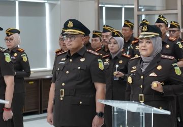 Tegaskan Regenerasi Kepemimpinan, Kajati Lampung Resmi Lantik 6 Pejabat Strategis Baru