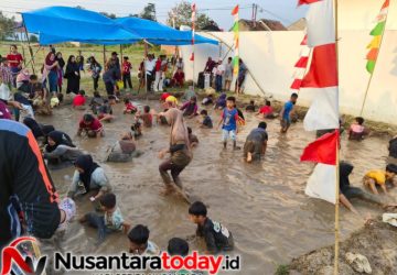 Aksi Seru Lomba Menangkap Ikan Dalam Kolam, Perayaan HUT RI ke-81 Berlangsung Meriah