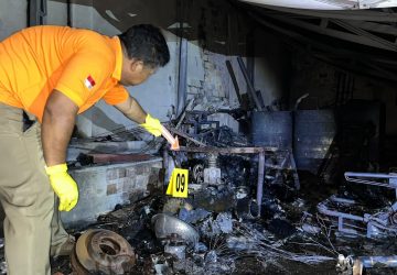 Polisi Amankan Barang Bukti Kebakaran Diduga Gudang Penimbunan BBM di Prabumulih