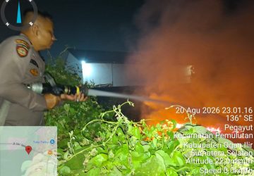 Cegah Api Meluas, Personel Polda Sumsel dan Polsek Pemulutan Padamkan Karhutla