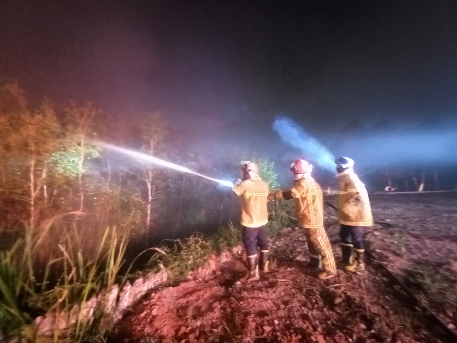 Lahan Dekat Pemukiman Mutiara Land Palembang Terbakar Malam Ini, Penyebab Api Masih Diselidiki 6 IMG 20260821 WA0474