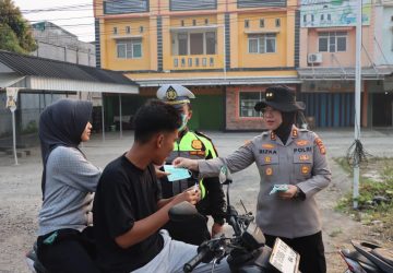 Kabut Asap Karhutla, Kapolres Ogan Ilir Turun Langsung Bagikan Masker dan Imbau Warga