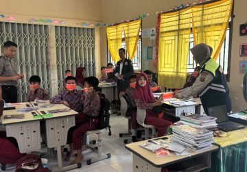 Lindungi Kelompok Rentan, Polres Musi Rawas Bagikan Masker kepada Lansia dan Anak Sekolah