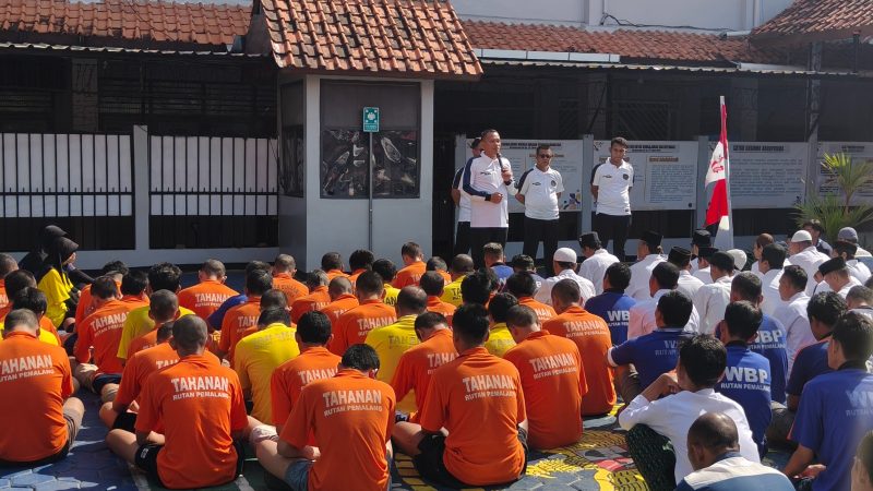 Karutan Pemalang Berikan Pengarahan Kepada WBP Dorong Komitmen dan Kedisiplinan Menjadi Pribadi Lebih Baik 11 Karutan Pemalang Berikan Pengarahan Kepada WBP Dorong Komitmen dan Kedisiplinan Menjadi Pribadi Lebih Baik