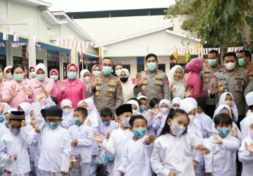 Cegah Dampak Asap Karhutla, Kapolda Sumsel Bagikan Ribuan Masker untuk Masyarakat
