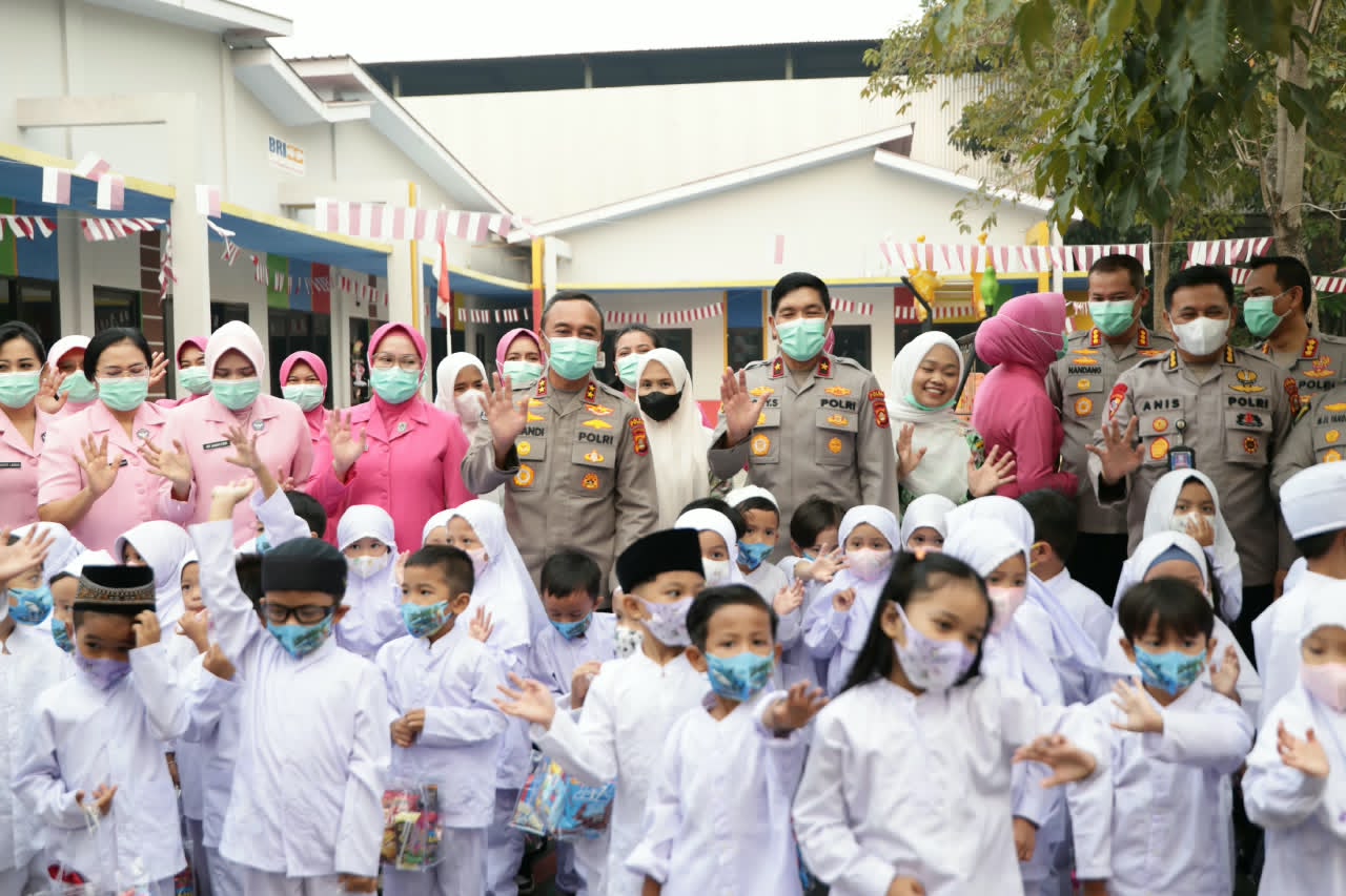 Cegah Dampak Asap Karhutla, Kapolda Sumsel Bagikan Ribuan Masker untuk Masyarakat 6 IMG 20260828 WA0082