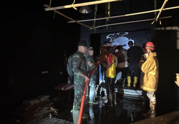 Koramil 11/Belik Bersama Tim Gabungan Sigap Tangani Kebakaran di Pasar Belik 10 Koramil 11/Belik Bersama Tim Gabungan Sigap Tangani Kebakaran di Pasar Belik