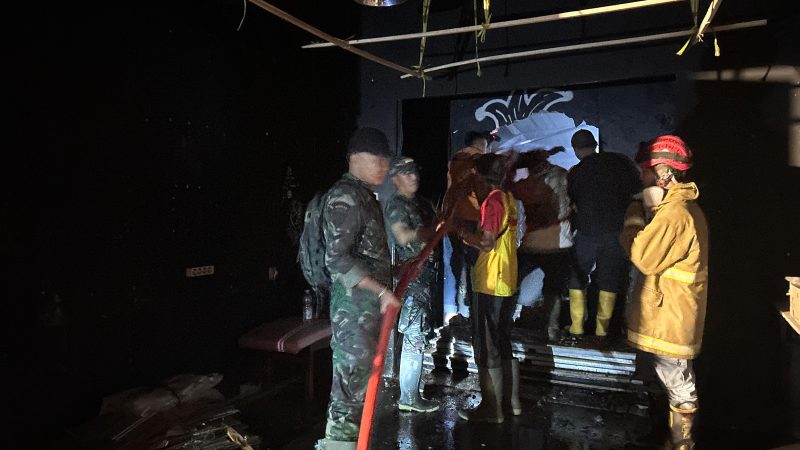 Koramil 11/Belik Bersama Tim Gabungan Sigap Tangani Kebakaran di Pasar Belik