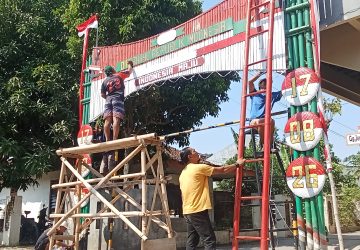 Aksi Keren Emak -emak Cibelok, Pemalang, Rela Hantarkan Logistik Demi Gapura Kemerdekaan RI Ke -81