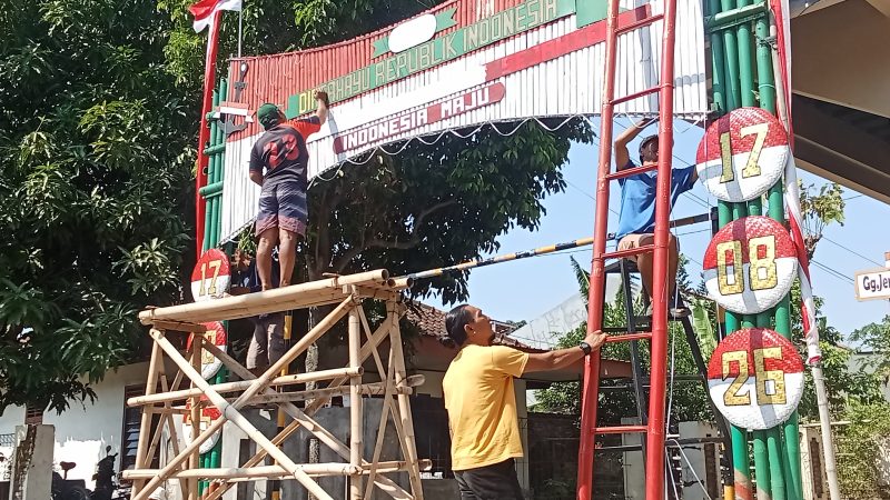 Aksi Keren Emak -emak Cibelok, Pemalang, Rela Hantarkan Logistik Demi Gapura Kemerdekaan RI Ke -81
