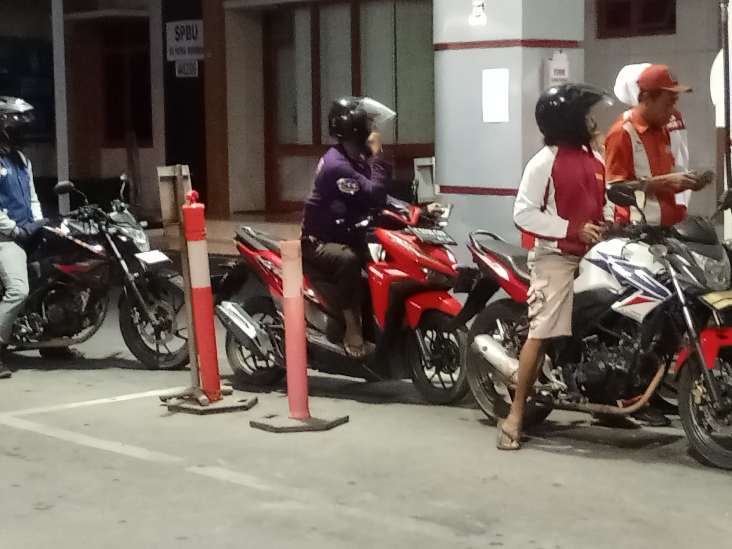 Warga Keluhkan Motor Bertangki Modifikasi Bolak balik Ngangsu BBM Bersubsidi di SPBU Bojongbata Pemalang 6 IMG20260826052803 scaled