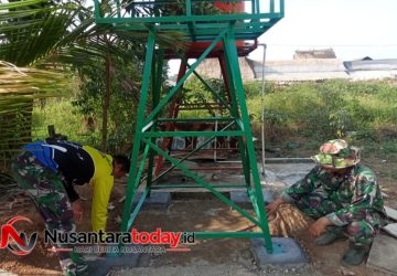 Satgas TMMD ke-129 Kodim 0418/Palembang Pasang Tandon Air pada Kerangka Besi Pada Sumur Bor Tahfidz Alfatihah