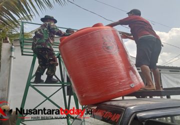 Satgas TMMD ke-129 Kodim 0418/Palembang Pasang Tandon Air pada Kerangka Besi Pada Sumur Bor Tahfidz Alfatihah