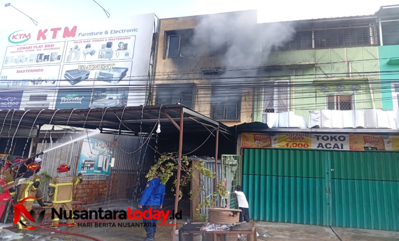 Ruko Tiga Lantai di Seberang Ulu I Ludes Terbakar, Diduga Akibat Korsleting Listrik 6 IMG 20260802 213259