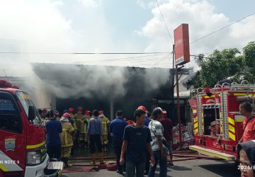 Kebakaran di Plaju, Palembang, Rumah Bedeng dan Ruko Hangus Dilalap Si Jago Merah 8 Kebakaran di Plaju, Palembang, Rumah Bedeng dan Ruko Hangus Dilalap Si Jago Merah