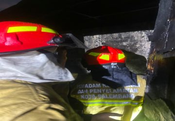 Diduga Korsleting Listrik, Rumah Warga di Kertapati Palembang Hangus Terbakar 9 Diduga Korsleting Listrik, Rumah Warga di Kertapati Palembang Hangus Terbakar