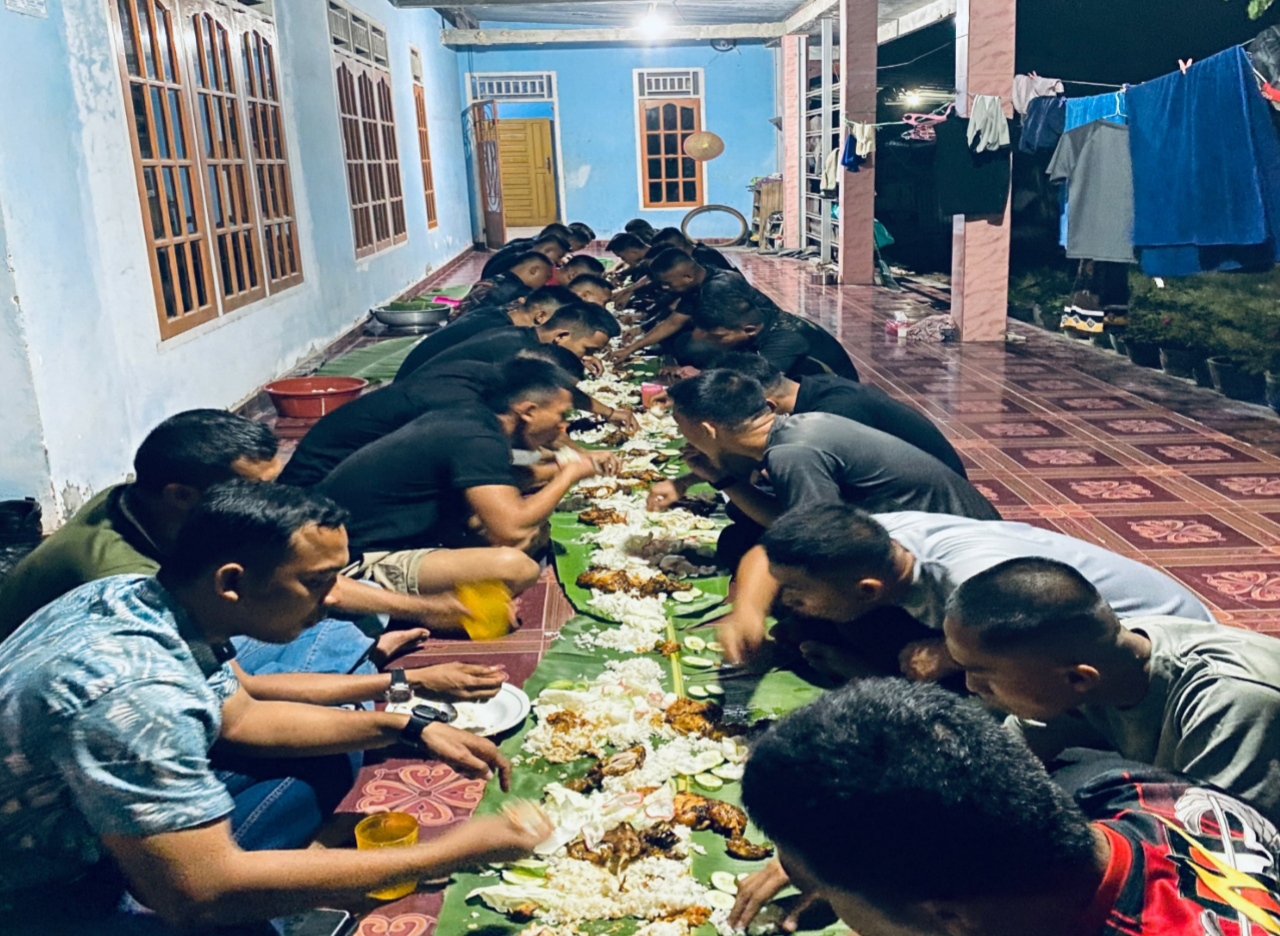 Makan Malam Bersama, Satgas TMMD ke-129 Kodim 0418/Palembang Pererat Kebersamaan dengan Warga 6 IMG 20260810 084037
