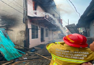 Diduga Dipicu Kompor Gas, 7 Rumah di Lawang Kidul Palembang Terbakar 9 Diduga Dipicu Kompor Gas, 7 Rumah di Lawang Kidul Palembang Terbakar